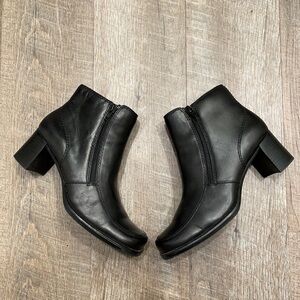 Covington Farrah Black leather ankle boots with block heel size 6